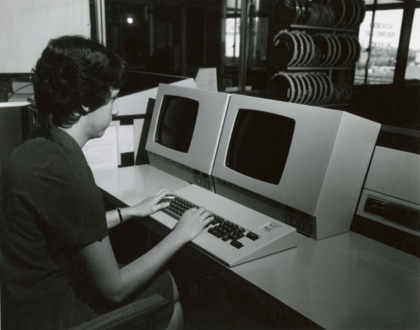 Retro photos of interiors and appliances in offices of the 70s and 80s Retro photos of interiors and appliances in offices of the 70s and 80s