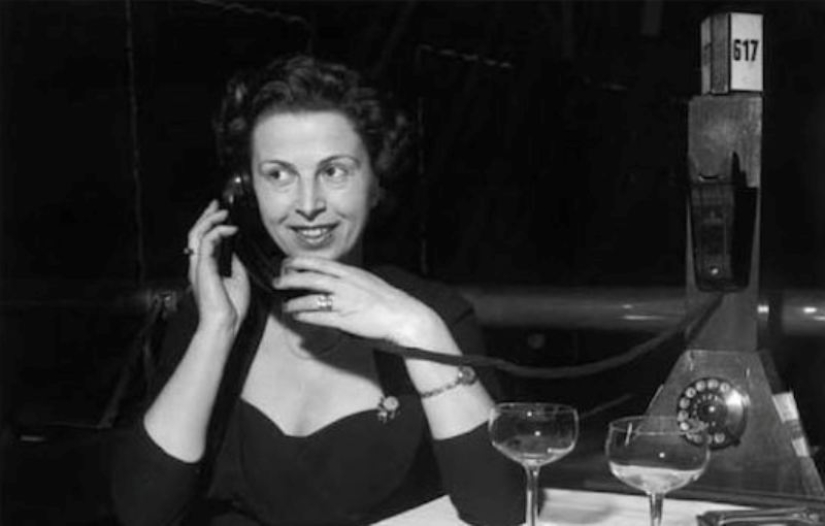 Retro Pickup: How Berlin Flirted with Pipes and Telephones in the 1930s