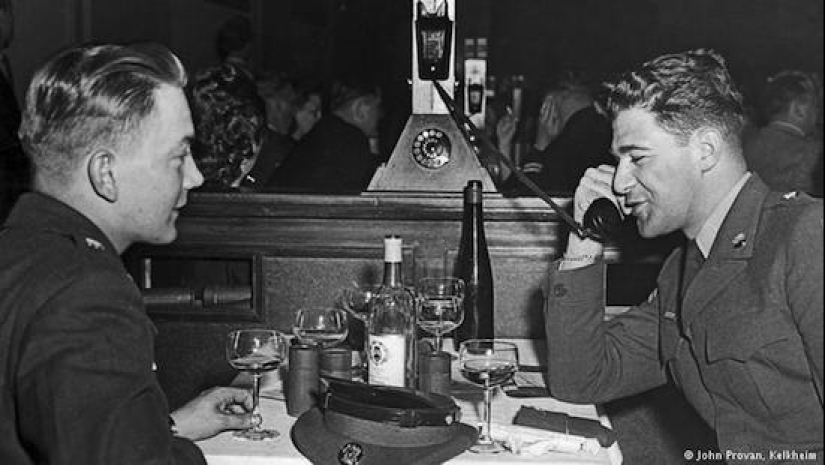 Retro Pickup: How Berlin Flirted with Pipes and Telephones in the 1930s