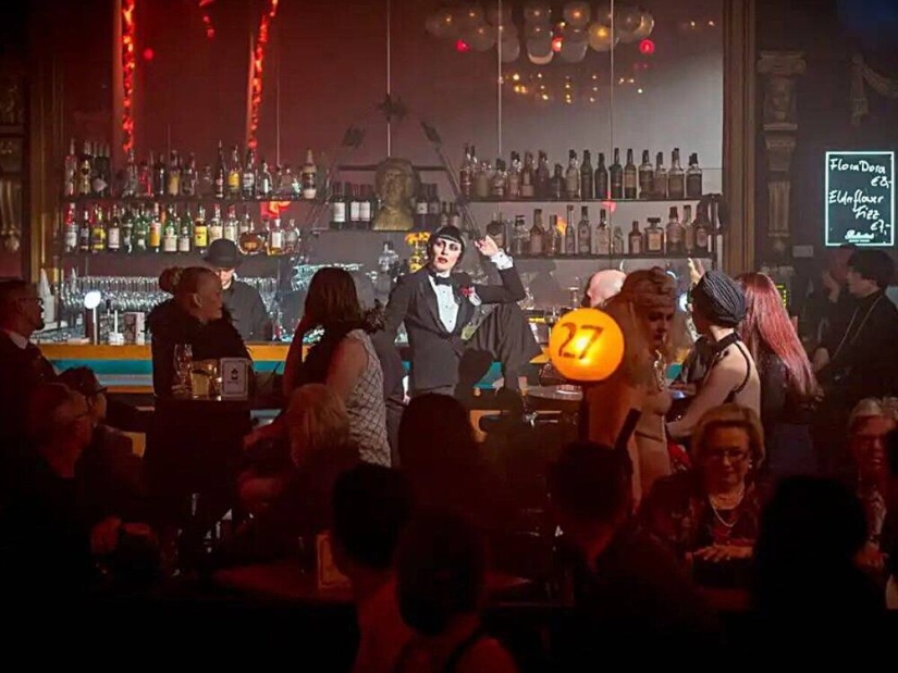 Retro Pickup: How Berlin Flirted with Pipes and Telephones in the 1930s