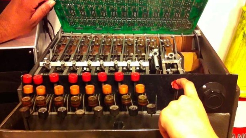 Risas entre bastidores: cómo surgió la molesta pista para los espectadores estúpidos Risas entre bastidores: cómo surgió la molesta pista para los espectadores estúpidos