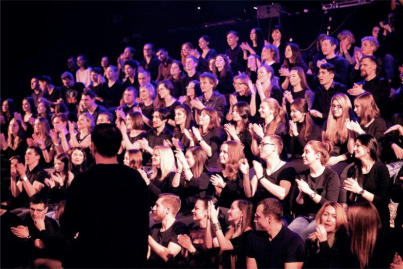 Risas entre bastidores: cómo surgió la molesta pista para los espectadores estúpidos Risas entre bastidores: cómo surgió la molesta pista para los espectadores estúpidos