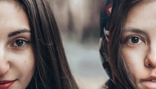 Russian woman demonstrates the beauty of girls from all over the world, making them a joint photo Russian woman demonstrates the beauty of girls from all over the world, making them a joint photo