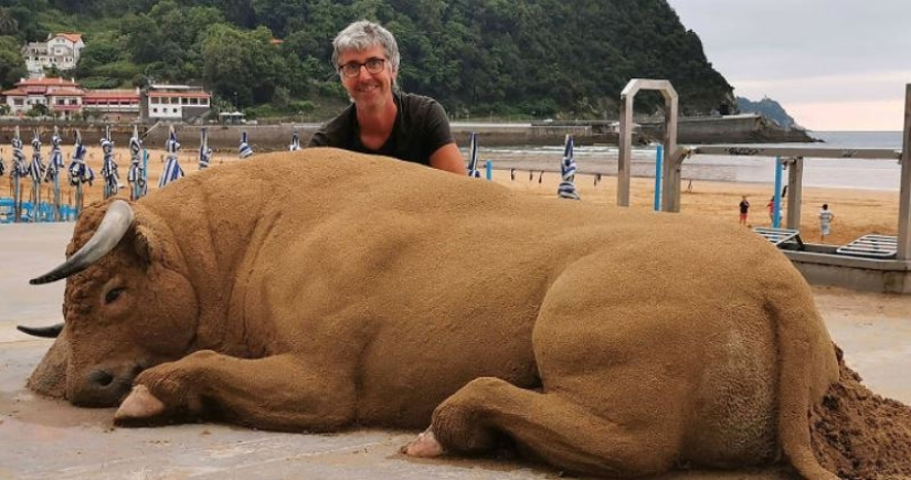 Sculptor Andoni Bastarrica and his amazing but short-lived sand creations Sculptor Andoni Bastarrica and his amazing but short-lived sand creations