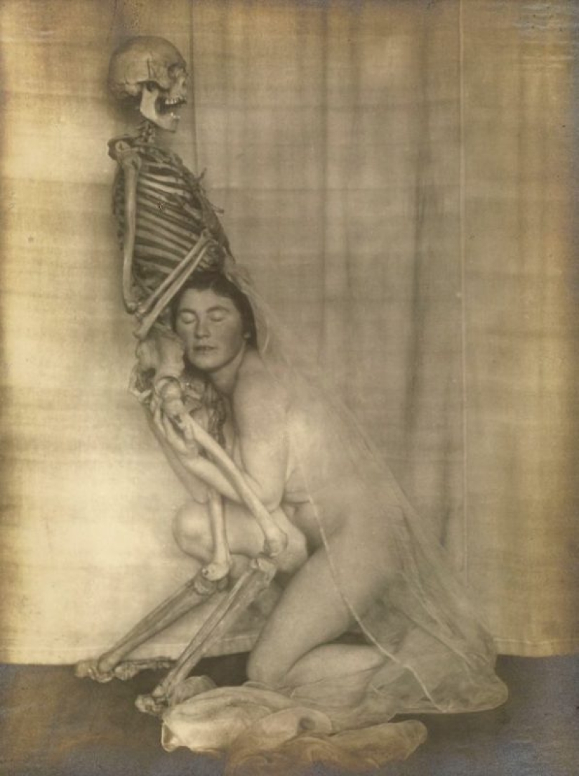 Señora con un esqueleto: un surrealista sesión de fotos Franz Fiedler comienzos de 1920-erótico Señora con un esqueleto: un surrealista sesión de fotos Franz Fiedler comienzos de 1920-erótico