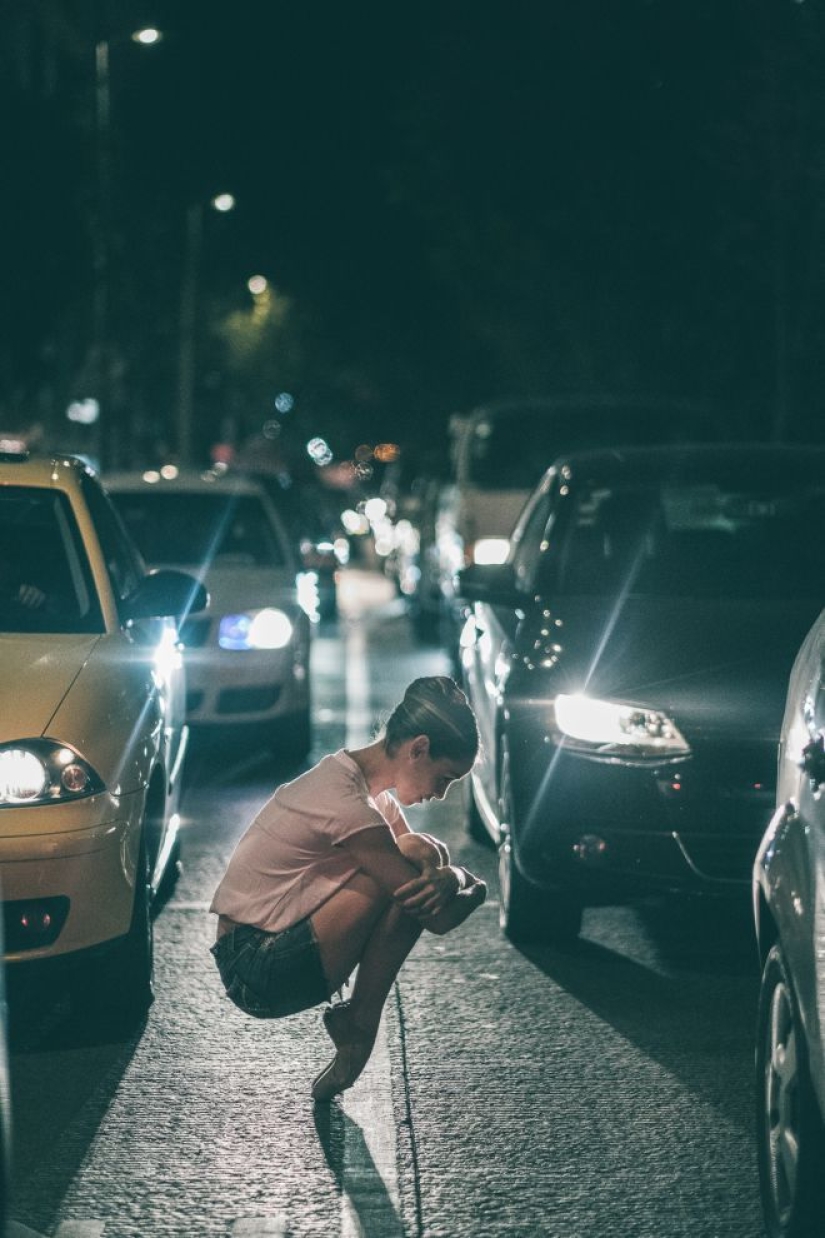 Sensuous portraits of dancers on the busy streets of ancient Mexico City Sensuous portraits of dancers on the busy streets of ancient Mexico City