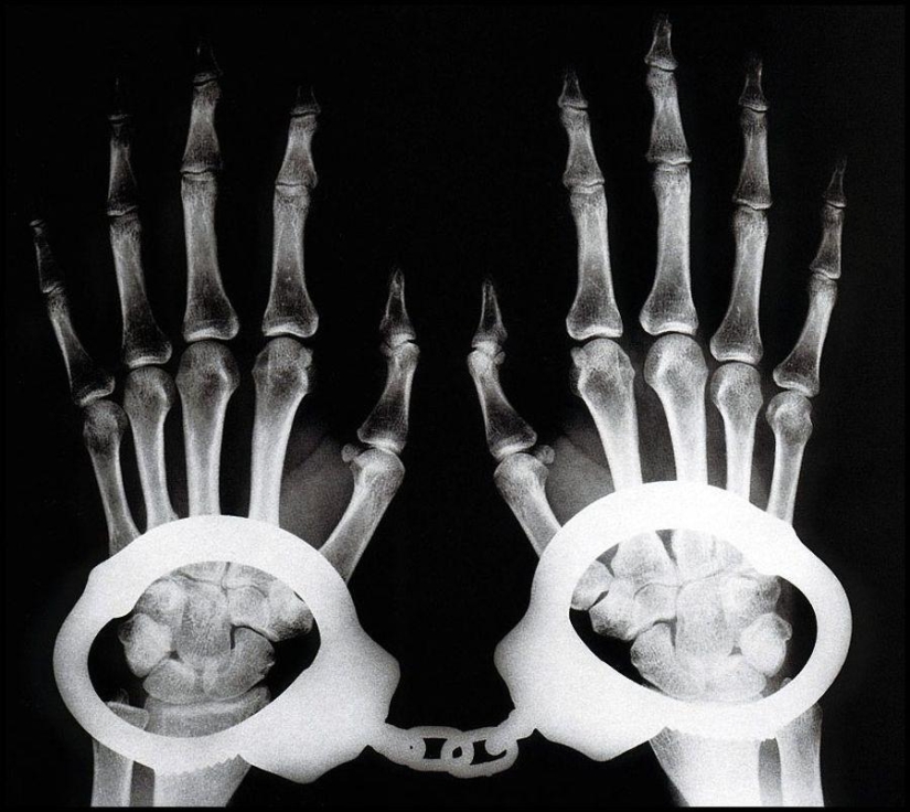 "Sex helps to sell — 20 scandalous works by Helmut Newton "Sex helps to sell — 20 scandalous works by Helmut Newton