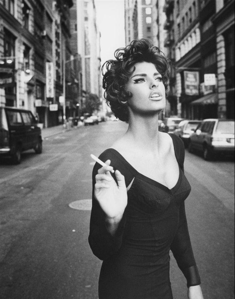 "Sex helps to sell — 20 scandalous works by Helmut Newton "Sex helps to sell — 20 scandalous works by Helmut Newton