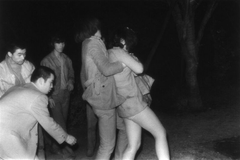 Sexo en la ciudad: fotos de Kohei Yoshiyuki tomadas en parques nocturnos de Tokio Sexo en la ciudad: fotos de Kohei Yoshiyuki tomadas en parques nocturnos de Tokio