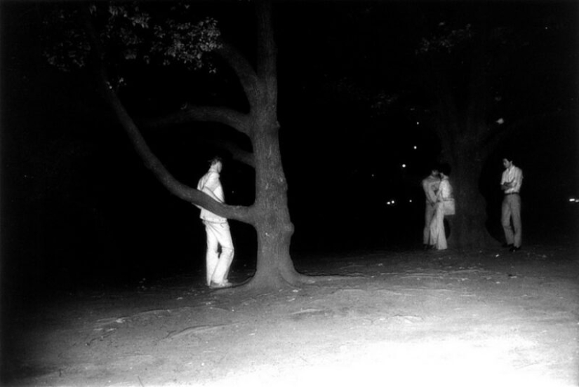 Sexo en la ciudad: fotos de Kohei Yoshiyuki tomadas en parques nocturnos de Tokio Sexo en la ciudad: fotos de Kohei Yoshiyuki tomadas en parques nocturnos de Tokio