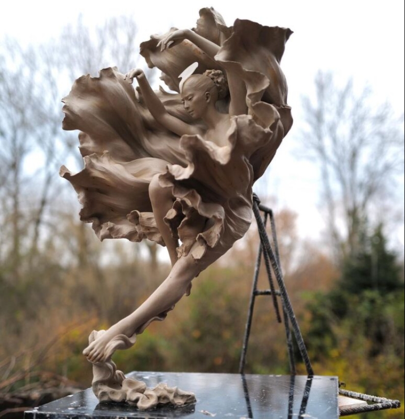 Sexy and incredibly realistic sculptors by Luo Li Rong