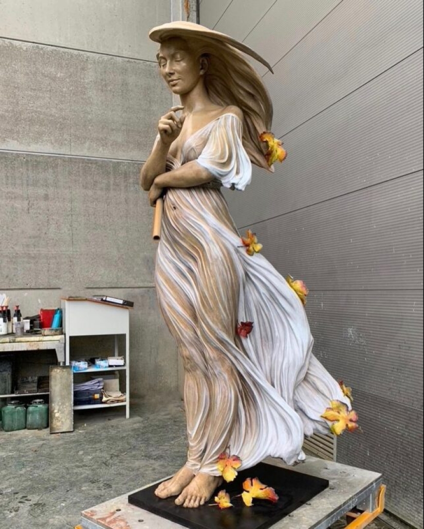 Sexy and incredibly realistic sculptors by Luo Li Rong