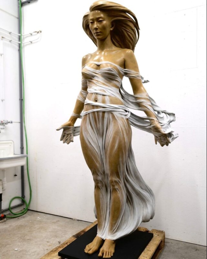 Sexy and incredibly realistic sculptors by Luo Li Rong