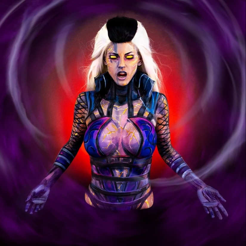 Sexy Kay Pike lleva el arte corporal a un nivel completamente nuevo