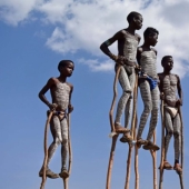 Siempre en la cima: por qué los hombres Banna prefieren caminar sobre zancos