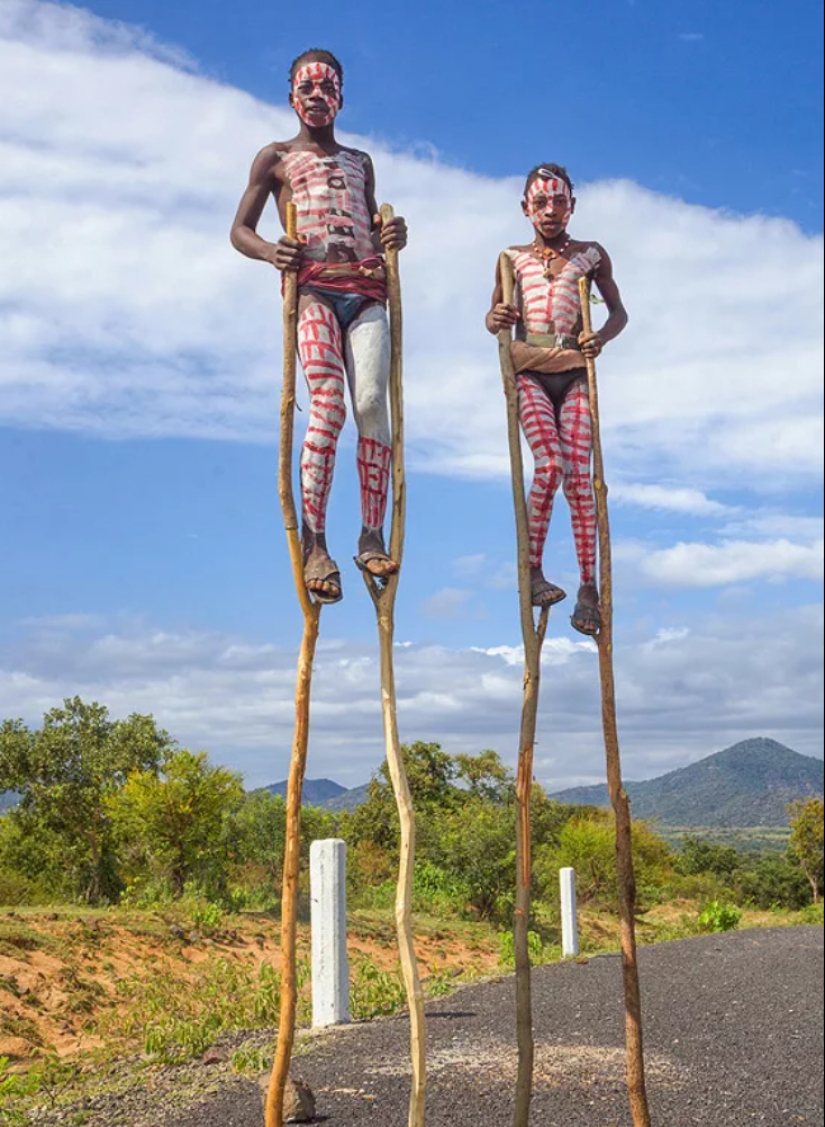 Siempre en la cima: por qué los hombres Banna prefieren caminar sobre zancos Siempre en la cima: por qué los hombres Banna prefieren caminar sobre zancos