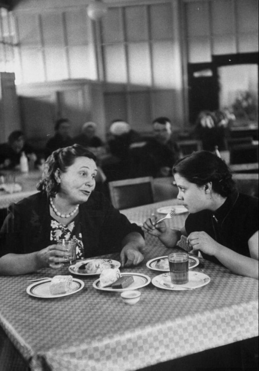 Simples moscovitas de la década de 1950 a través de los ojos de un americano Simples moscovitas de la década de 1950 a través de los ojos de un americano