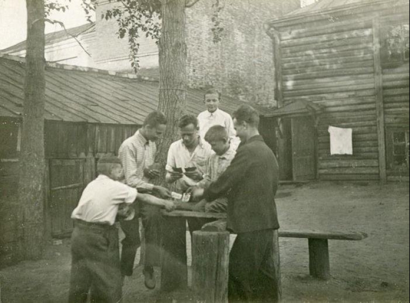 Sobre las olas de la memoria: cómo vivíamos y jugábamos en los patios de nuestra infancia Sobre las olas de la memoria: cómo vivíamos y jugábamos en los patios de nuestra infancia