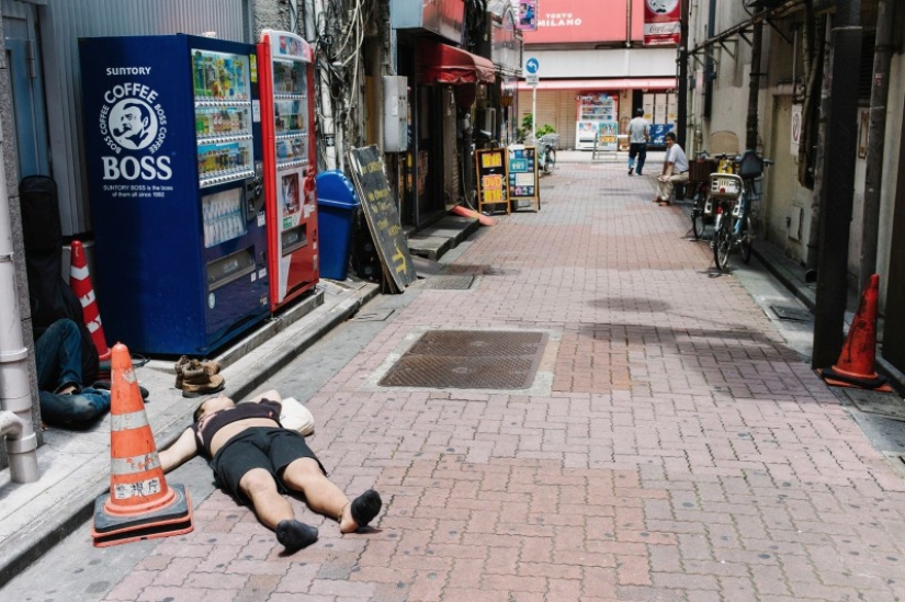 Solo cansado: por qué los japoneses borrachos que yacen en las calles no molestan a nadie