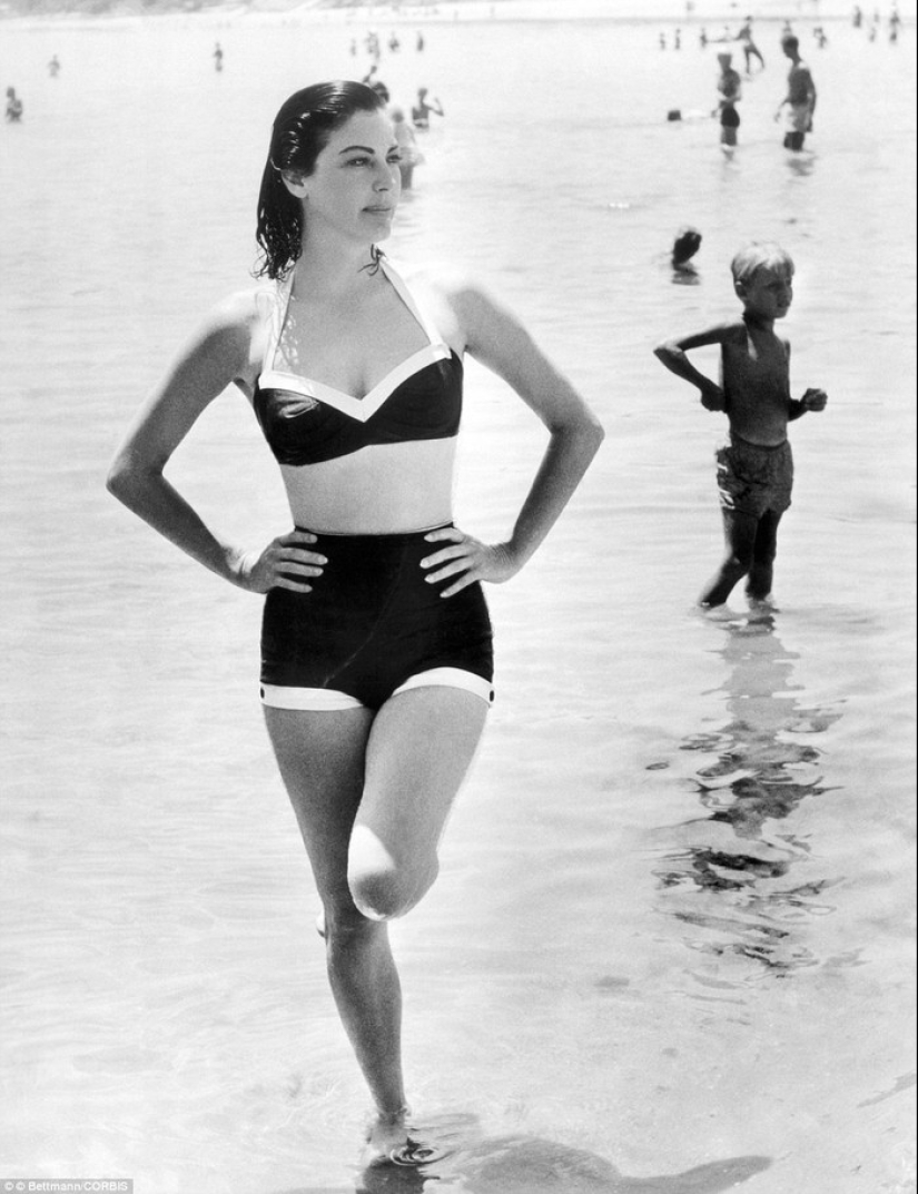 Stars of Hollywood's Golden Age in Black and White Album of Glamorous Beach Photos