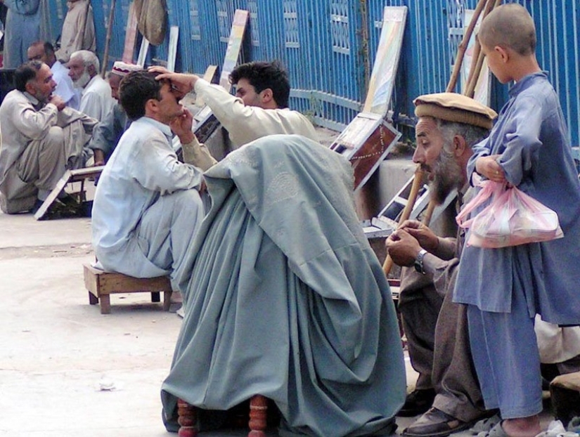 Street dentists in India: service for the brave and not squeamish Street dentists in India: service for the brave and not squeamish