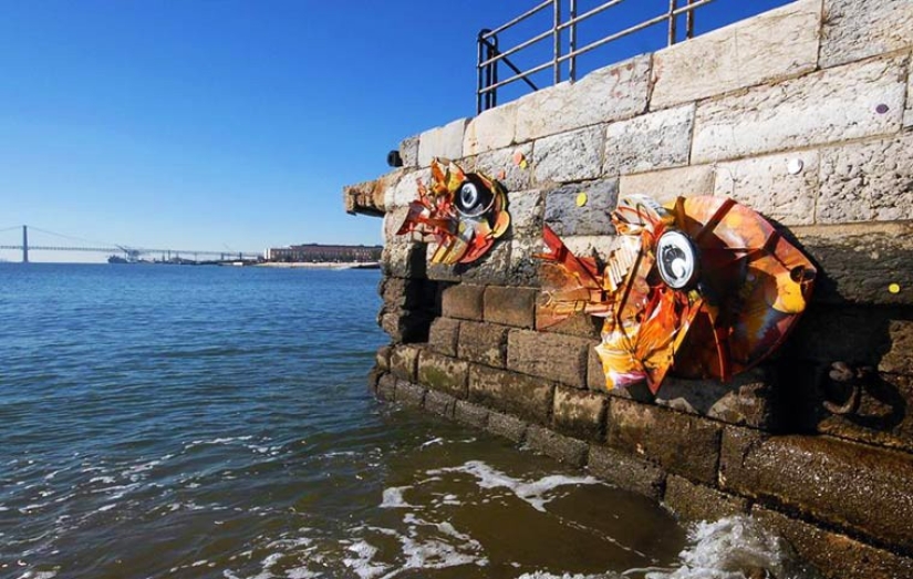 Stunning street art in the form of animals made entirely from rubbish Stunning street art in the form of animals made entirely from rubbish