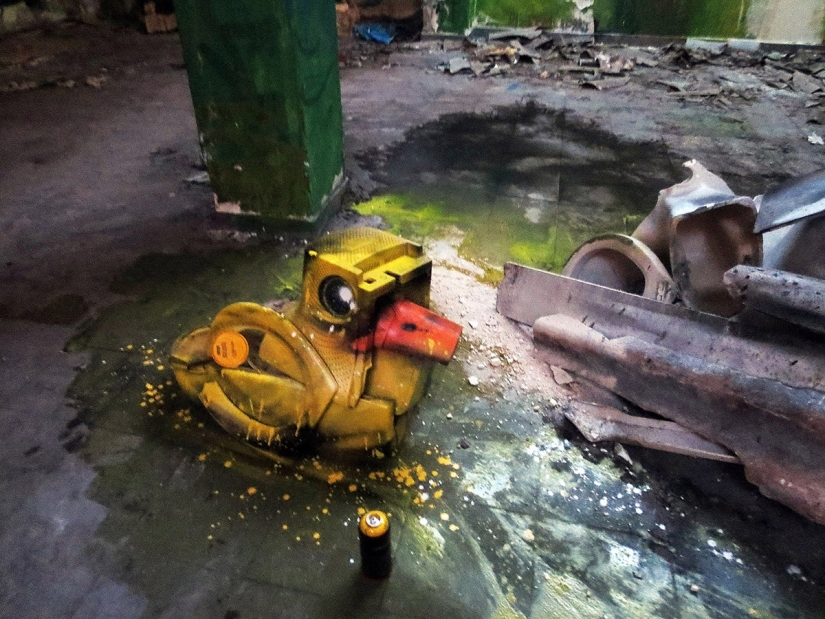 Stunning street art in the form of animals made entirely from rubbish Stunning street art in the form of animals made entirely from rubbish