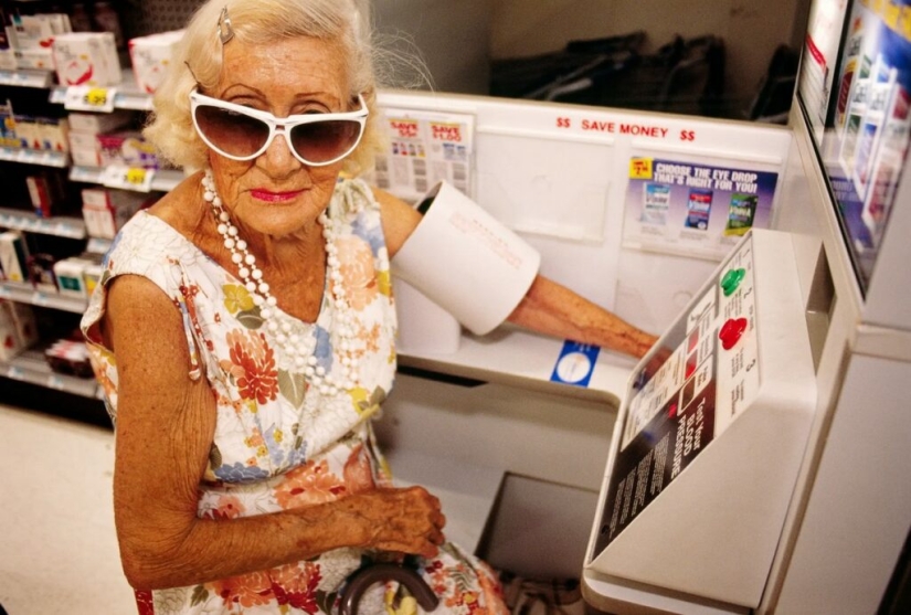 "Surrogate granddaughter": the life of American pensioners through the lens of Naomie Harris "Surrogate granddaughter": the life of American pensioners through the lens of Naomie Harris