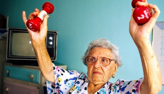 "Surrogate granddaughter": the life of American pensioners through the lens of Naomie Harris