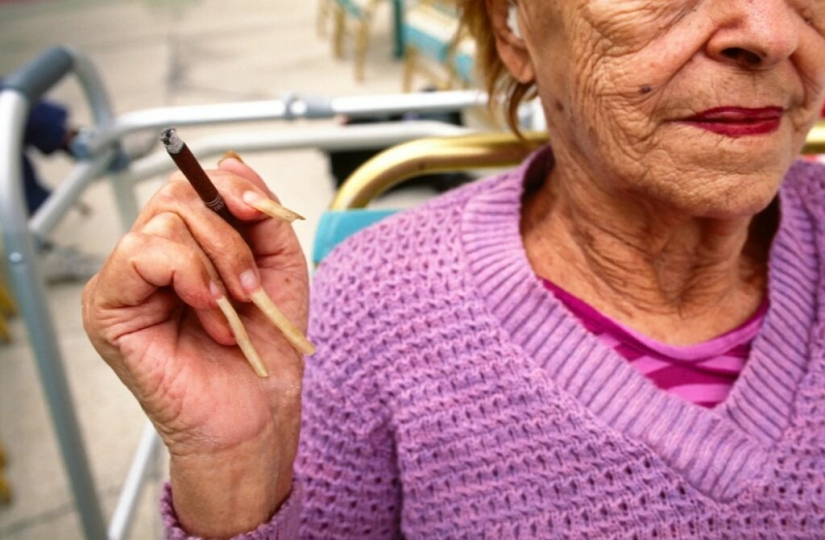 "Surrogate granddaughter": the life of American pensioners through the lens of Naomie Harris "Surrogate granddaughter": the life of American pensioners through the lens of Naomie Harris