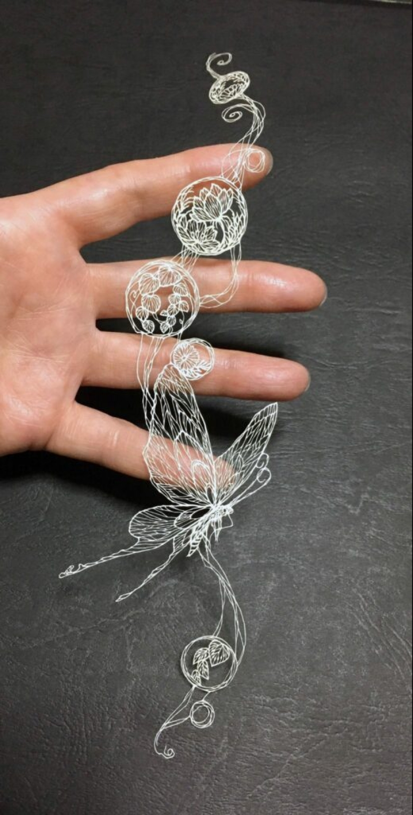 Talla de papel de filigrana de la artista japonesa Rika Fukuda