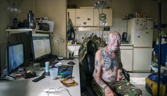 Tatuado de edad hombres y mujeres en el proyecto "la Edad de tatuaje: nunca es demasiado tarde" Tatuado de edad hombres y mujeres en el proyecto "la Edad de tatuaje: nunca es demasiado tarde"