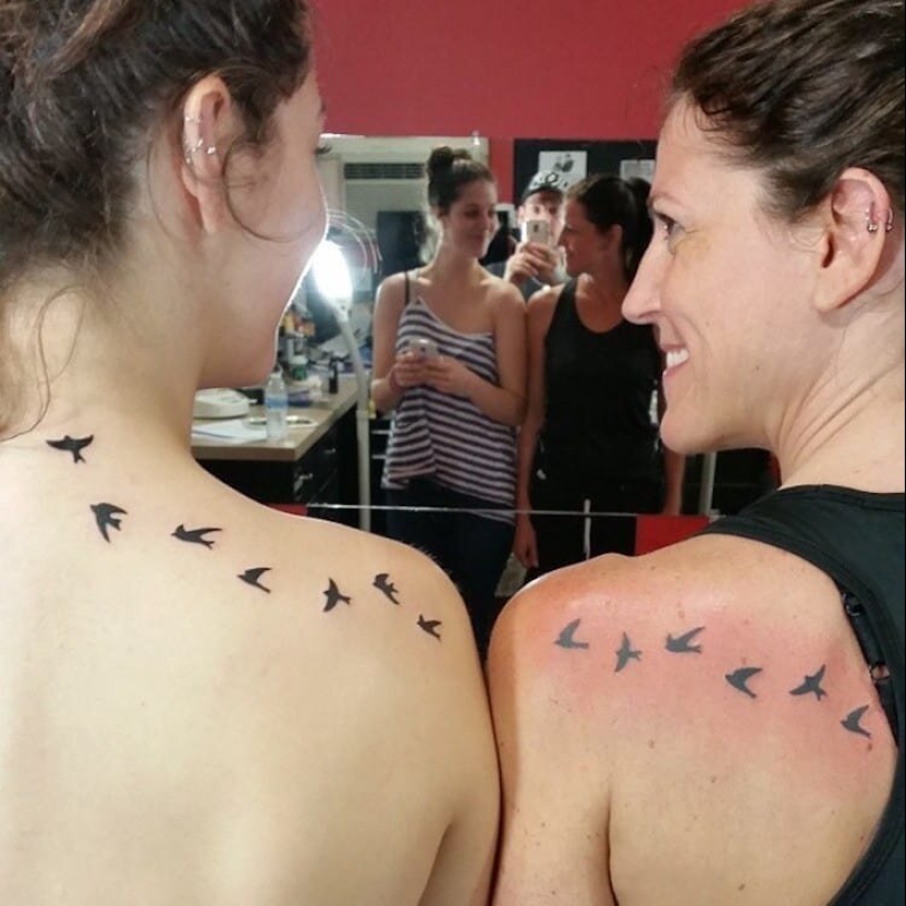 Tatuajes de madre e hija a juego que dicen mucho sin palabras