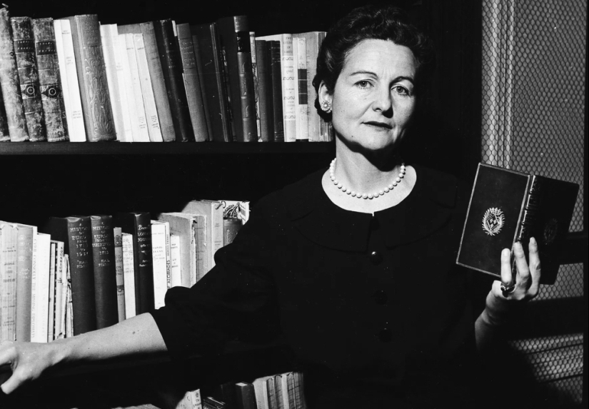 The 6 Mitford Sisters, or Fates Woven into the Fabric of the Century The 6 Mitford Sisters, or Fates Woven into the Fabric of the Century