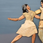 The artist makes amazingly realistic paintings from stones found on the beach