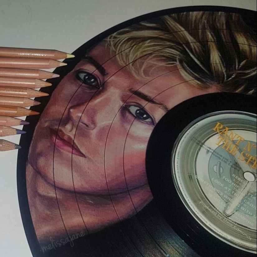 The artist turns old vinyl records into works of art The artist turns old vinyl records into works of art