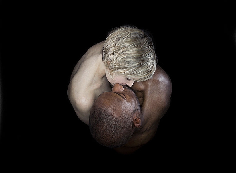 The beauty of a kiss in the photo series of the British photographer Andy Barter The beauty of a kiss in the photo series of the British photographer Andy Barter