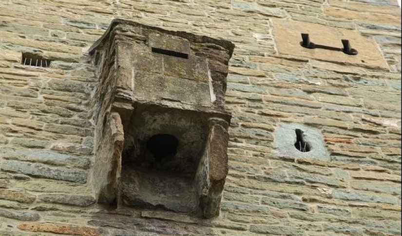 The comforts of medieval castles, or Why Retire to the cloakroom The comforts of medieval castles, or Why Retire to the cloakroom