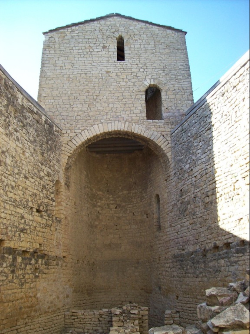 The comforts of medieval castles, or Why Retire to the cloakroom The comforts of medieval castles, or Why Retire to the cloakroom