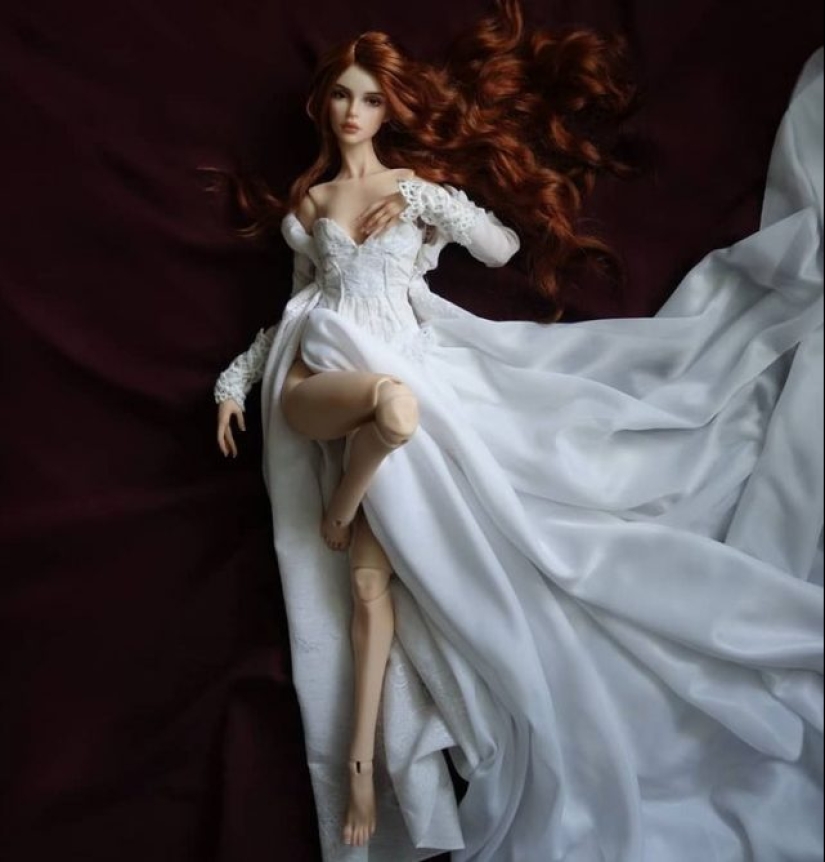 The craftswoman creates dolls with magical realism