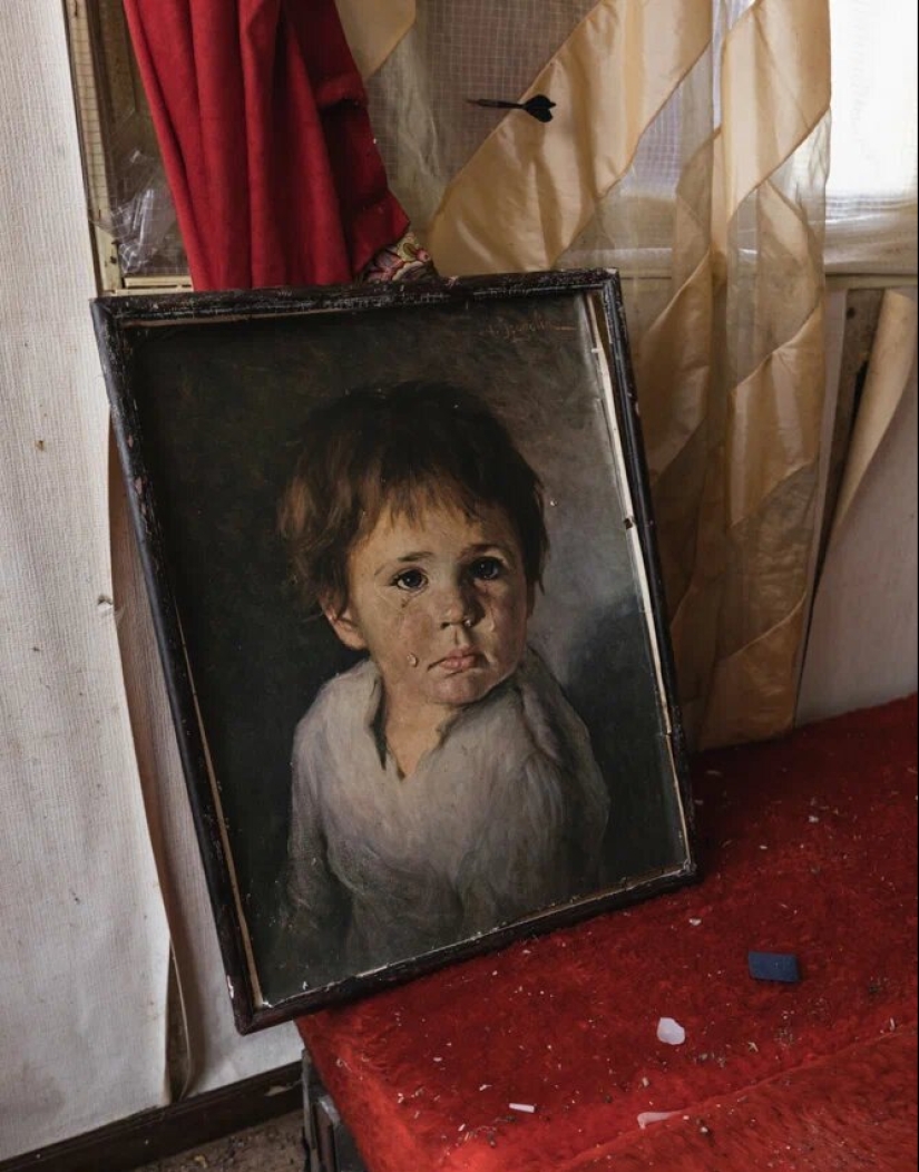 The Curse of the "Crying Boy" or How Journalists Created a Sensation They Were Not Happy About