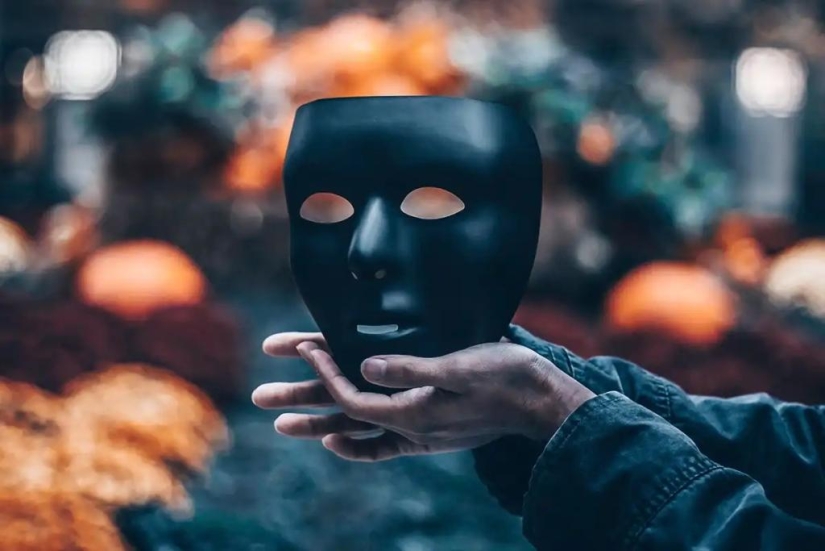 The &quot;Dead Internet&quot; Theory: Why Living People Leave the Network