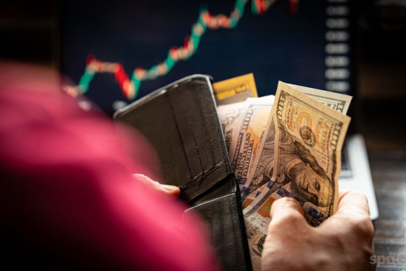 The &quot;Dead Internet&quot; Theory: Why Living People Leave the Network