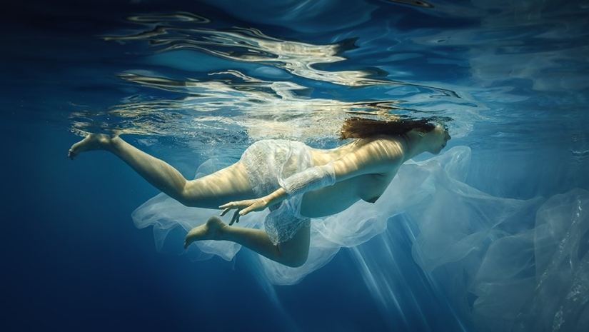The Element of Water and the Beauty of the Female Body in Dmitry Laudin's Photographs The Element of Water and the Beauty of the Female Body in Dmitry Laudin's Photographs