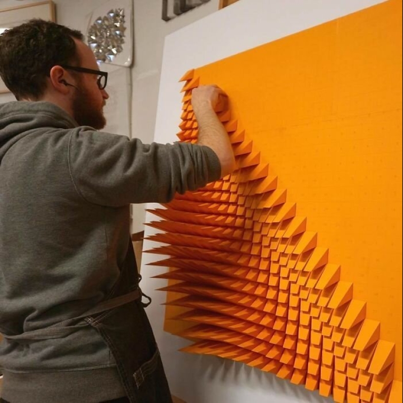 The engineer creates from paper geometric paintings and gifs, from which the eyes go crazy The engineer creates from paper geometric paintings and gifs, from which the eyes go crazy