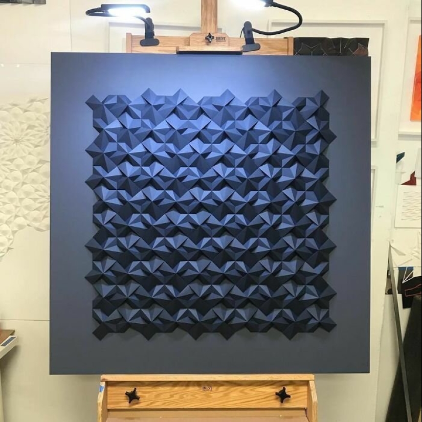 The engineer creates from paper geometric paintings and gifs, from which the eyes go crazy The engineer creates from paper geometric paintings and gifs, from which the eyes go crazy