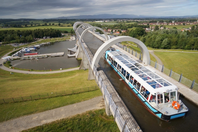 The Falkirk Wheel is a unique rotating structure that lifts entire ships The Falkirk Wheel is a unique rotating structure that lifts entire ships