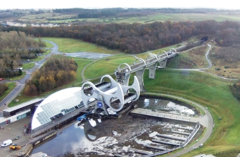 The Falkirk Wheel is a unique rotating structure that lifts entire ships The Falkirk Wheel is a unique rotating structure that lifts entire ships