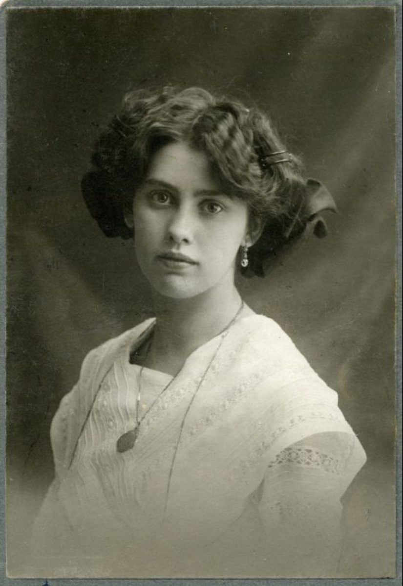 The genius of pure beauty: natural appeal of British girls in the beginning of XX century The genius of pure beauty: natural appeal of British girls in the beginning of XX century