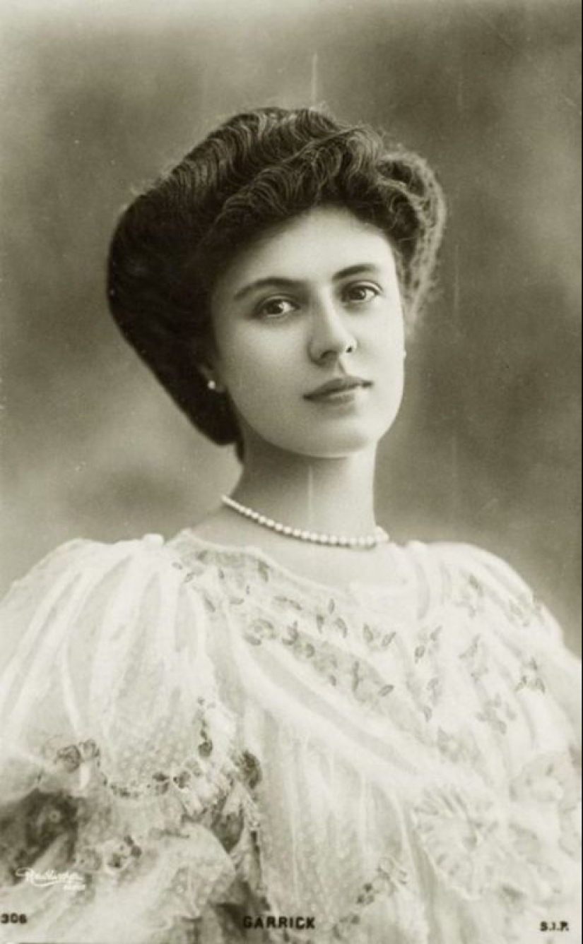 The genius of pure beauty: natural appeal of British girls in the beginning of XX century The genius of pure beauty: natural appeal of British girls in the beginning of XX century